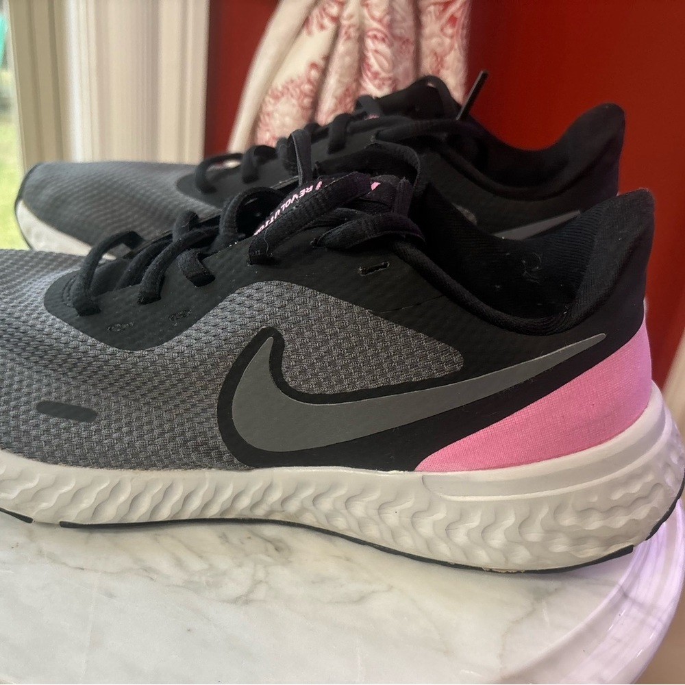 Nike Revolution 5 Running Shoes Psychic Pink & Dark Grey Size 9.5